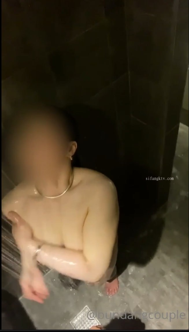 【2023-09-07】下班后在门口摇尾巴.m4v